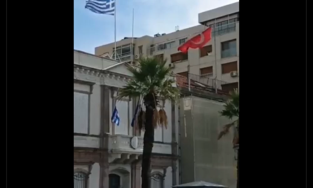 Σήκωσαν...μπαϊράκι οι Τούρκοι για το "μπαϊράκι" τους στο ελληνικό προξενείο στην Σμύρνη